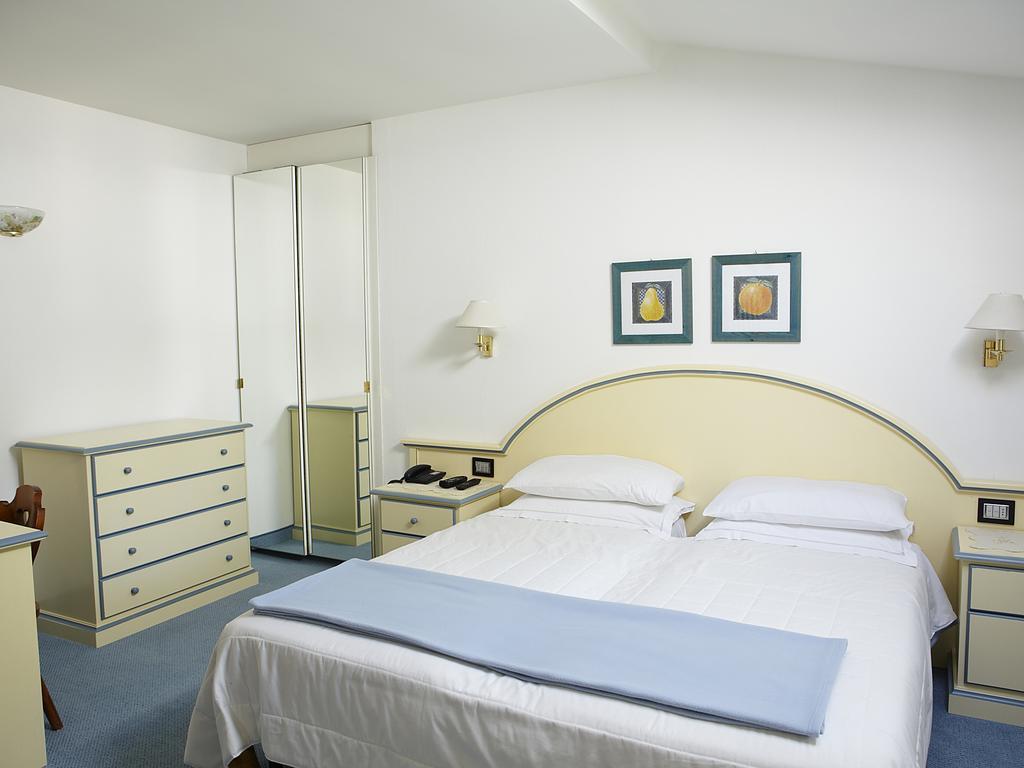 Albergo Milano Snc Lanzo dʼIntelvi Zimmer foto