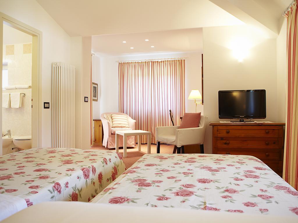 Albergo Milano Snc Lanzo dʼIntelvi Zimmer foto